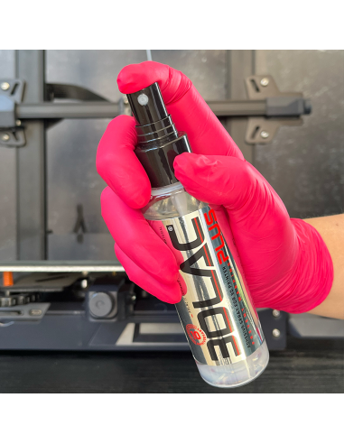 3DLAC PLUS 100 ml în mână, în fața unei imprimante 3D